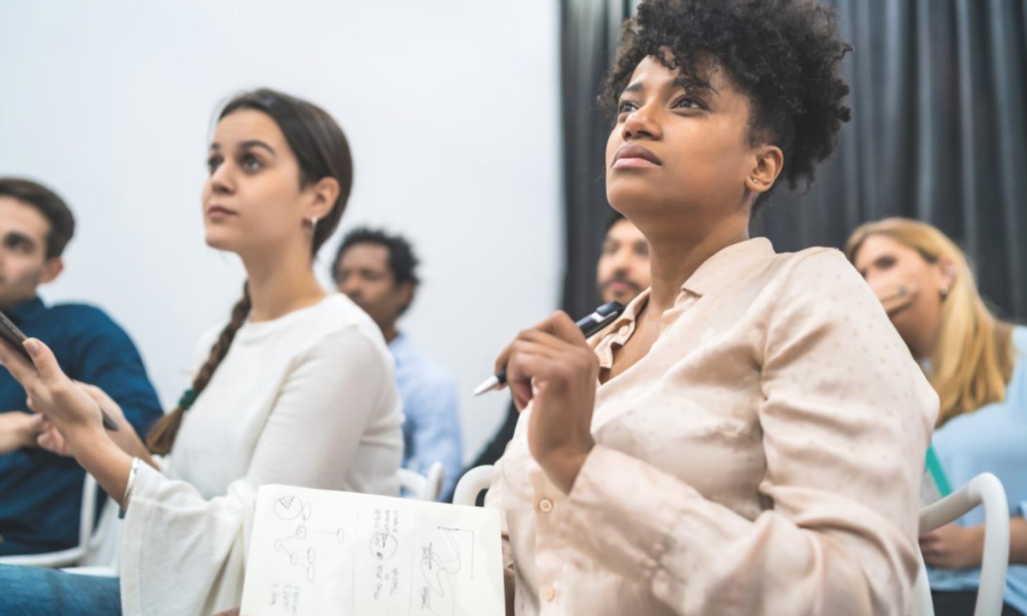 Équipe de conseillers financiers travaillant ensemble sur des stratégies d'investissement personnalisées
